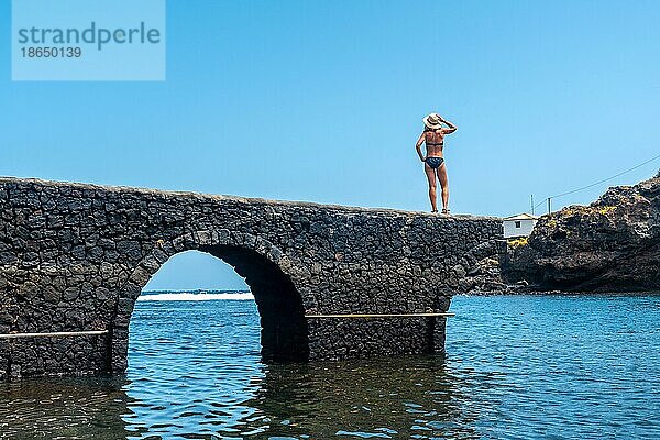 Porträt einer jungen Frau im Urlaub in dem am Meer gelegenen Touristenort Tamaduste auf der Insel El Hierro  Kanarische Inseln  Spanien  Europa
