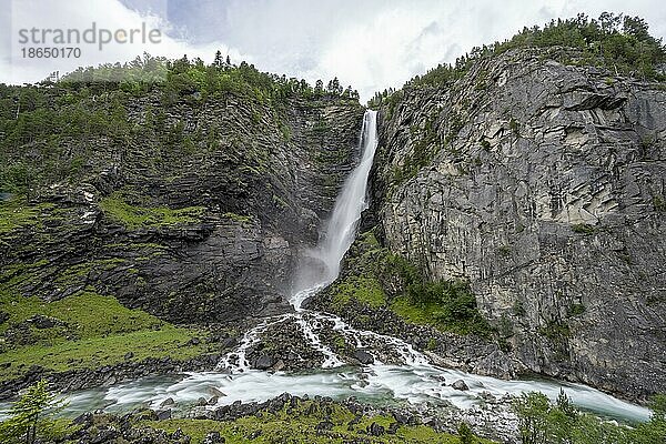 Fluss Driva  Wasserfall Svøufallet  Langzeitbelichtung  Åmotan Schlucht  Gjøra  Norwegen  Europa