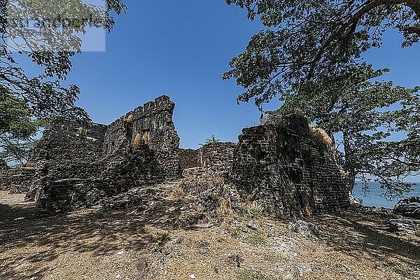 Ruinen von Fort James  Unesco Stätte Kunta Kinteh oder James Insel  westlicher Sklavenhandel  Gambia  Afrika