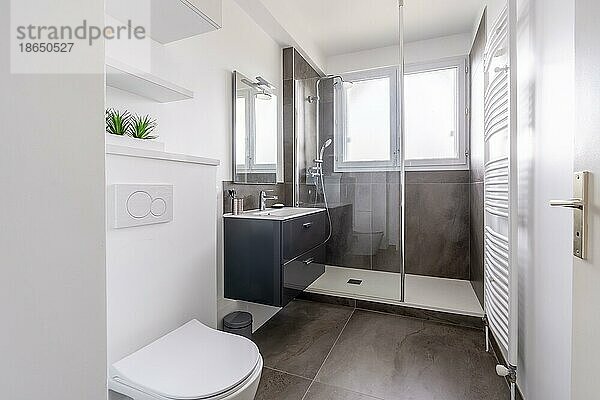 Home Badezimmer  helles neues Badezimmer Interieur mit gefliester Glasdusche  Waschtisch  Interieur weiß und mit schwarzen Fliesen gestaltet