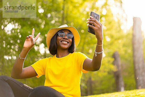 Spaß im Wald: Schwarze Touristin  die den Moment mit einem Selfie festhält