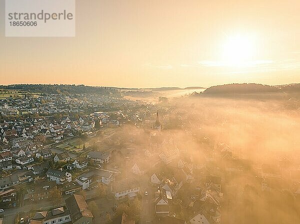 Stadt im Nebel bei Sonnenaufgang  Calw- Stammheim  Schwarzwald  Deutschland  Europa
