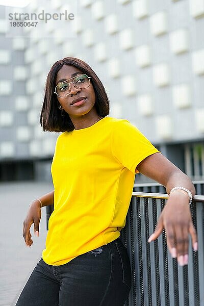 Mühelose Eleganz: Eine stilvolle schwarze Frau trägt Gelb mit Anmut und Selbstvertrauen