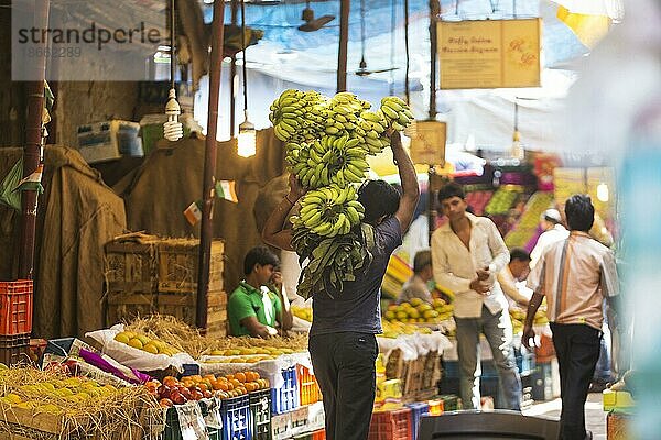 Stadtansicht  Großmarkt  ein Mann trägt Bananen  Mumbai  Maharashtra  Indien  Asien