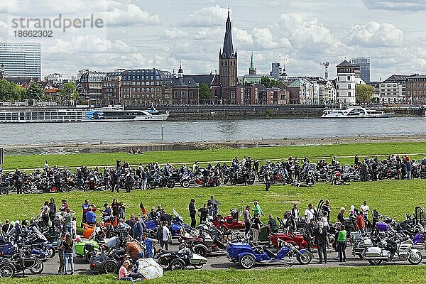 Motorradtreffen auf den Düsseldorfer Rheinwiesen  Altstadt-Panorama  Düsseldorf  Deutschland  Europa