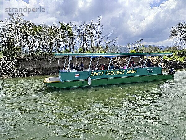 Tarcoles  Costa Rica  Touristen auf einer Krokodilbeobachtungsfahrt auf dem Fluss Tarcoles  Mittelamerika