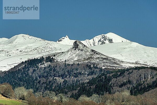 Roc de Courlande  Sancy Massiv im Winter  Regionaler Naturpark der Vulkane der Auvergne  Departement Puy de Dome  Auvergne Rhône Alpes  Frankreich  Europa