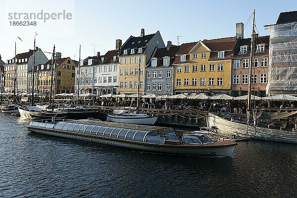 Ausflugsschiff im Nyhavn  dahinter farbenfrohe Häuser  Kopenhagen  Dänemark  Europa