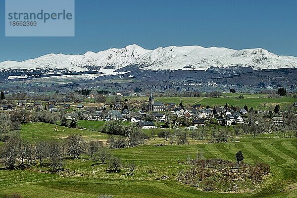 Regionaler Naturpark der Vulkane der Auvergne. Blick auf das Dorf Saint Genes Champespe und die Monts Dore im Winter. Departement Puy de Dome. Auvergne Rhone Alpes. Frankreich