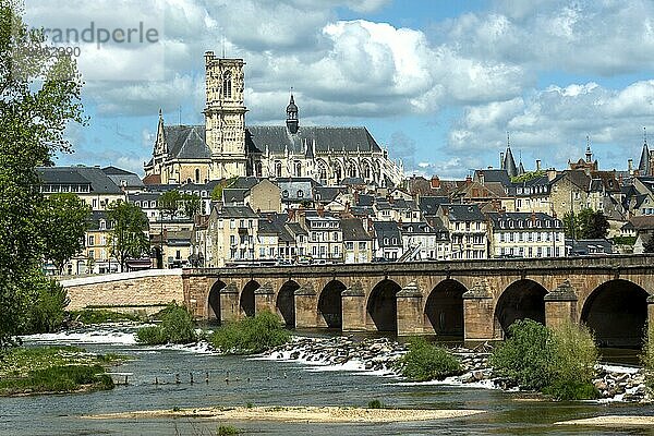 Nevers. Die Brücke der Loire. Blick auf die Stadt und die Kathedrale Saint Saint Cyr und Sainte Julitte. Departement Nievre. Bourgogne Franche Comté. Frankreich