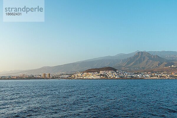 Fähre von Teneriffa auf dem Weg nach Hierro oder La Gomera. Blick vom Boot auf Los Cristianos