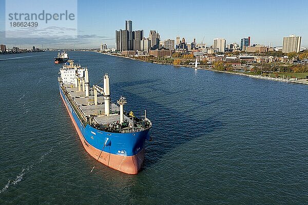 Detroit  Michigan  Hochseeschiffe vor Anker im Detroit River in der Nähe der Innenstadt von Detroit. Die Lubie (im Vordergrund) und die Resko sind Eigentum der Polnischen Dampfschifffahrtsgesellschaft (Polsteam) . Sie warteten im Fluss  bis sie im Hafen von Toledo anlegen konnten