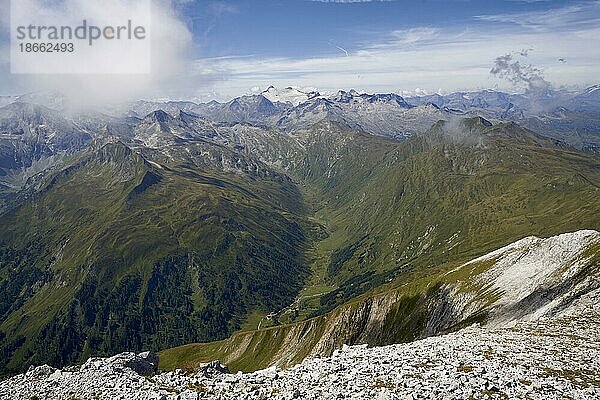 Blick vom Gipfel des Weißeck auf die Hohen Tauern  Landesgrenze Salzburg  Kärnten  Österreich  Europa