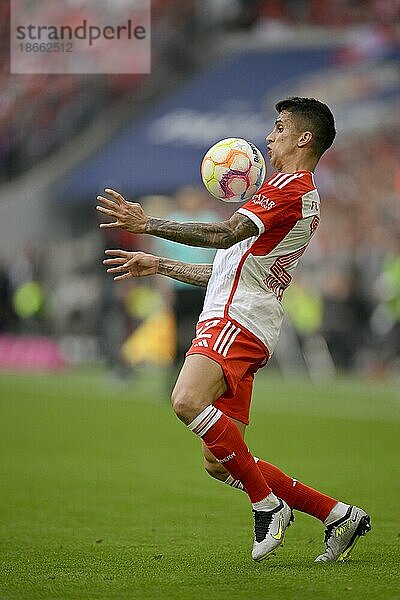 Joao Cancelo FC Bayern München FCB (22) stoppt Ball mit der Brust  Aktion  Allianz Arena  München  Bayern  Deutschland  Europa