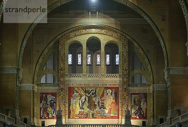 Romano-byzantinische Basilika Basilique Sainte-Therese de Lisieux  zweitwichtigste Wallfahrtskirche Frankreichs  mit 104 Meter Länge und 97 Meter Höhe eine der größten Kirchen des 20. Jahrhunderts  Departement Calvados  Region Normandie  Frankreich  Europa