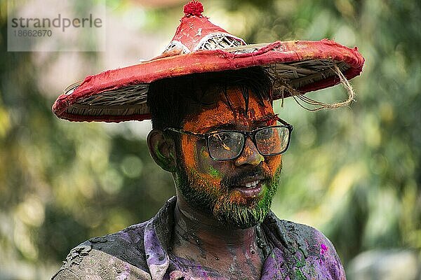 Feiernde schmieren sich mit Gulal oder farbigem Pulver ein  um Holi zu feiern  das hinduistische Frühlingsfest der Farben  in Guwahati  Assam  Indien  am 7. März 2023  Asien