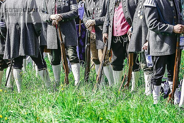 Gebirgsschützen versammeln sich beim Patronatstag auf einer Wiese bei Gmund am Tegernsee  Bayern  Deutschland  Europa