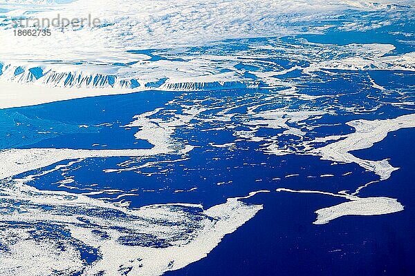 Leon Kuegeler photothek.de  Grönland  Blick aus einem Flugzeug auf Treibeis in einer Bucht bei Grönland  Nordamerika