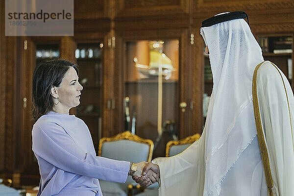 (L-R) Annalena Bärbock (Bündnis 90 Die Grünen)  Bundesaussenministerin  und Scheich Tamim bin Hamad bin Khalifa Al Thani  Emir des Staates Katar  aufgenommen im Rahmen eines gemeinsamen Treffens in Doha  17.05.2023. Bärbock reist bei ihrer dreitaegigen Reise nach Saudi-Arabien und nach Katar.  Doha  Katar  Asien