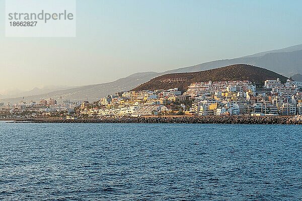 Fähre von Teneriffa auf dem Weg nach Hierro oder La Gomera. Blick vom Boot auf Los Cristianos