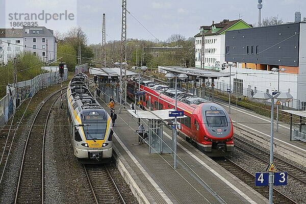 Eurobahn und Deutsche Bahn  Zwei Nahverkehrszüge am Bahnhof Hörde  Dortmund  Ruhrgebiet  Nordrhein-Westfalen  Deutschland  Europa