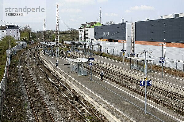 Bahnsteige am Bahnhof Hörde  Dortmund  Ruhrgebiet  Nordrhein-Westfalen  Deutschland  Europa
