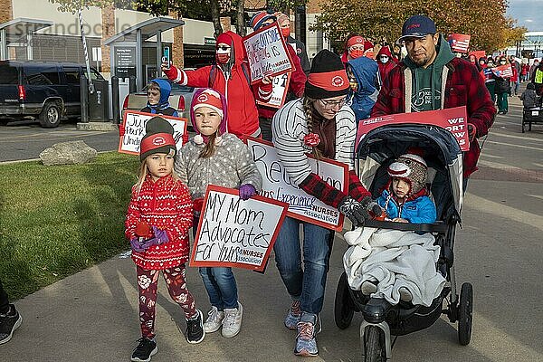 Lansing  Michigan USA  3. November 2021  Mitglieder der Michigan Nurses Association protestieren vor dem Sparrow Hospital gegen die unzureichende Personalausstattung. Die Krankenschwestern sagen  dass sich die Bedingungen seit Beginn der Pandemie verschlechtert haben und sie einen Streik in Betracht ziehen  wenn sich die Personalausstattung nicht verbessert