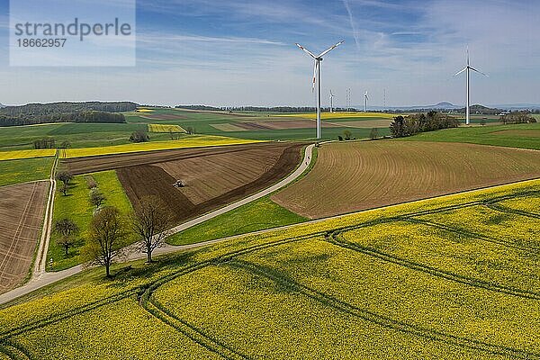 Windräder im Frühling  Rapsfeld  Drohnenaufnahme  Stötten  Geislingen an der Steige  Baden-Württemberg  Deutschland  Europa