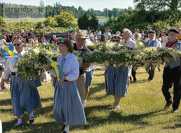 Traditionelles Mittsommerfest auf Schloss Läckö  Västergötland  Schweden  Europa