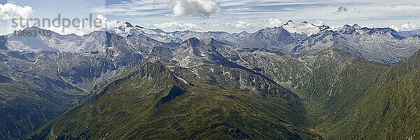 Blick vom Gipfel des Weißeck auf die Hohen Tauern  Landesgrenze Salzburg  Kärnten  Österreich  Europa