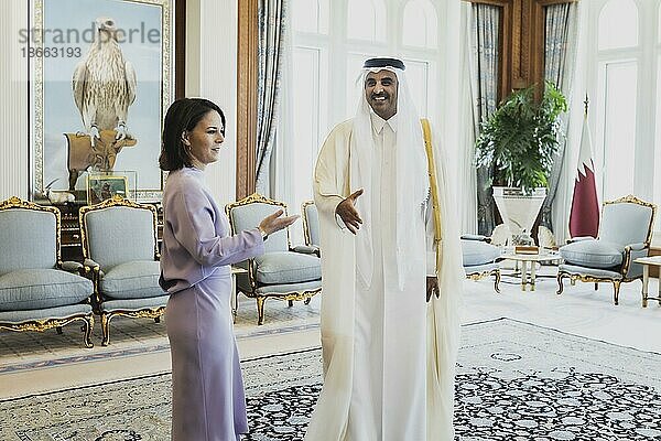 (L-R) Annalena Bärbock (Bündnis 90 Die Grünen)  Bundesaussenministerin  und Scheich Tamim bin Hamad bin Khalifa Al Thani  Emir des Staates Katar  aufgenommen im Rahmen eines gemeinsamen Treffens in Doha  17.05.2023. Bärbock reist bei ihrer dreitaegigen Reise nach Saudi-Arabien und nach Katar.  Doha  Katar  Asien