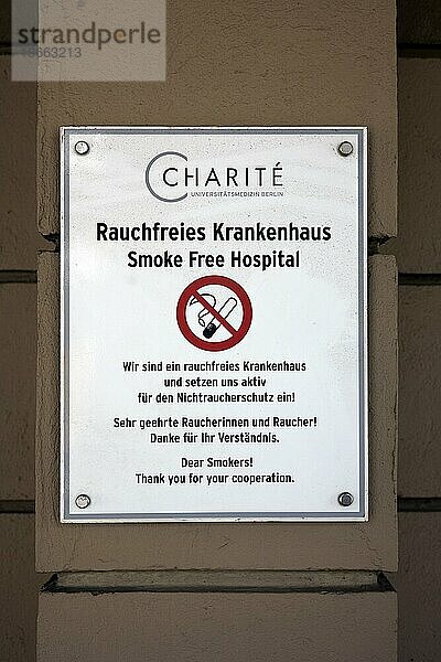 Schild für Rauchfreies Krankenhaus an der Wand der Charité  Berlin  Deutschland  Europa