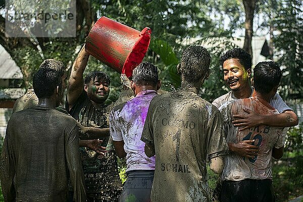 Feiernde  die Schlamm spritzen  um Holi  das hinduistische Frühlingsfest der Farben  zu feiern  in Guwahati  Assam  Indien  am 7. März 2023  Asien