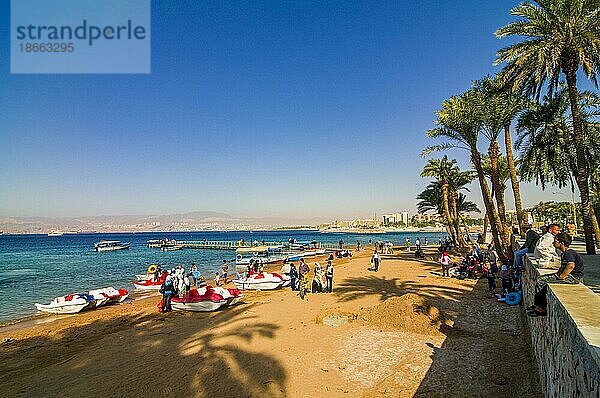 Bucht von Aqaba mit Sandstrand  Jordanien  Asien