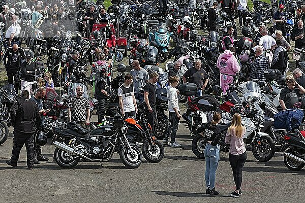 Motorradtreffen  junge Leute stehen neben Bikes  Düsseldorf  Deutschland  Europa