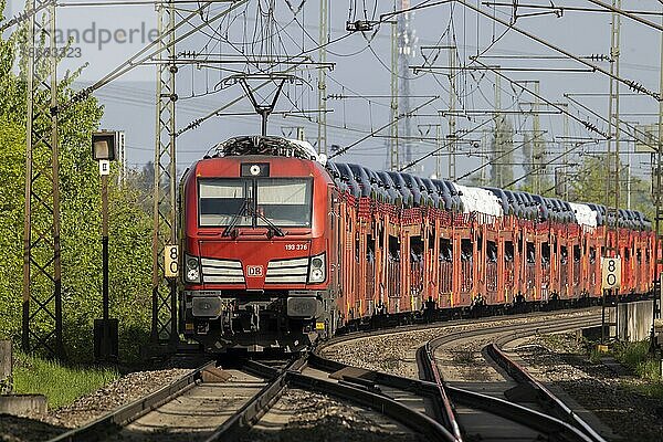 Güterzug  beladen mit Neuwagen der Marke Mercedes  Lokomotive Siemens Vectron  Stuttgart  Baden-Württemberg  Deutschland  Europa