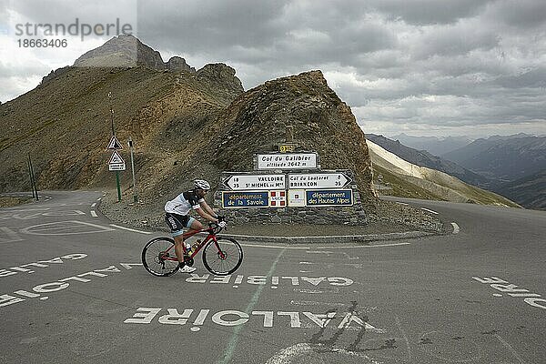 Radfahrer am Col du Galibier  Route des Grandes Alpes  französische Alpen  Frankreich  Europa