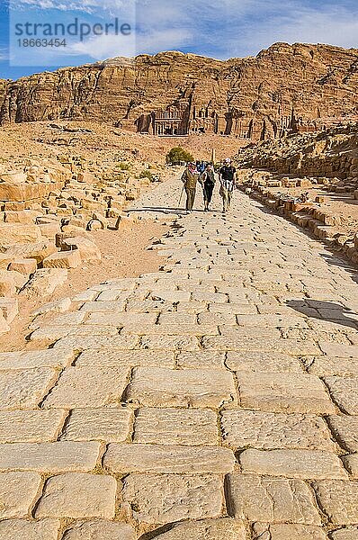 Alte römische Kopfsteinpflasterstraße mit Blick auf die Königsgräber  Petra  Jordanien  Asien