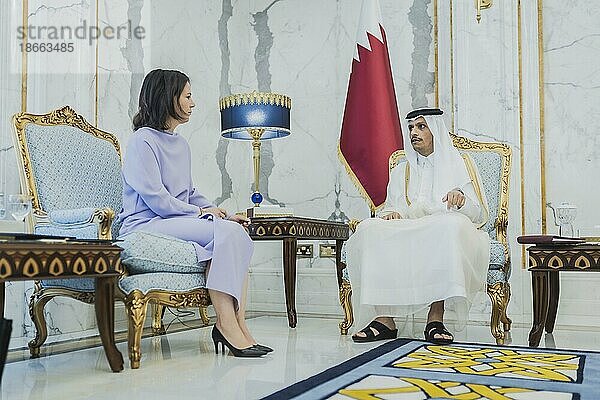(L-R) Annalena Bärbock (Bündnis 90 Die Grünen)  Bundesaussenministerin  und Scheich Mohammed bin Abdulrahman bin Jassim Al Thani  Premierminister und Außenminister von Katar  aufgenommen im Rahmen eines gemeinsamen Treffens in Doha  17.05.2023. Bärbock reist bei ihrer dreitaegigen Reise nach Saudi-Arabien und nach Katar.  Doha  Katar  Asien