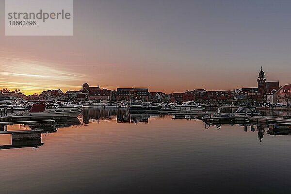 Stadthafen der Kleinstadt Waren im Abendlicht  Müritz  Binnenmüritz  Mecklemburgische Seenplatte  Gegenlichtaufnahme  Sonnenuntergang  Mecklenburg-Vorpommern  Deutschland  Europa