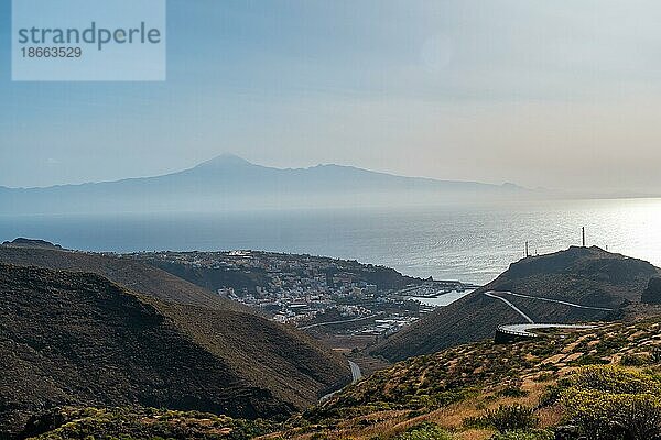 Blick auf San Sebastián de la Gomera von einem Aussichtspunkt auf dem Berg in La Gomera  Kanarische Inseln