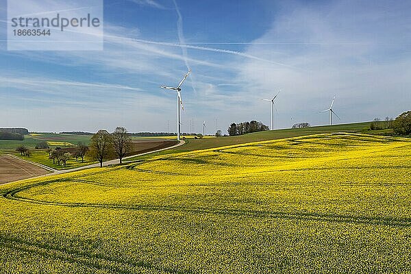 Windräder im Frühling  Rapsfeld  Drohnenaufnahme  Stötten  Geislingen an der Steige  Baden-Württemberg  Deutschland  Europa