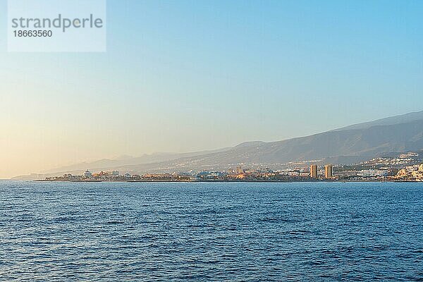 Fähre von Teneriffa auf dem Weg nach Hierro oder La Gomera. Blick vom Schiff auf Los Cristianos und die Insel Teneriffa