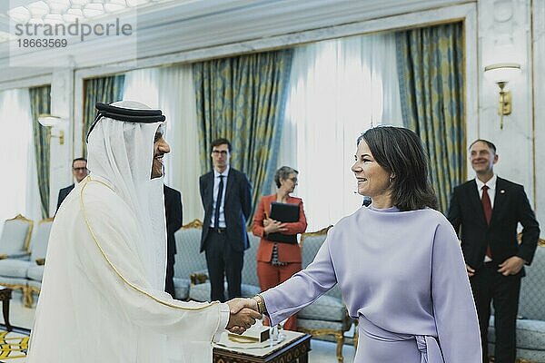 (R-L) Annalena Bärbock (Bündnis 90 Die Grünen)  Bundesaussenministerin  und Scheich Mohammed bin Abdulrahman bin Jassim Al Thani  Premierminister und Außenminister von Katar  aufgenommen im Rahmen eines gemeinsamen Treffens in Doha  17.05.2023. Bärbock reist bei ihrer dreitaegigen Reise nach Saudi-Arabien und nach Katar.  Doha  Katar  Asien