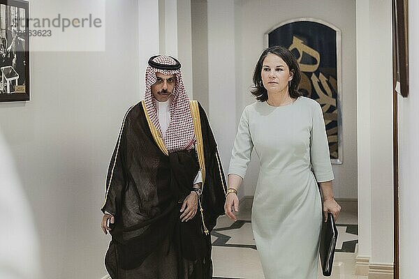 (R-L) Annalena Bärbock (Bündnis 90 Die Grünen)  Bundesaussenministerin  trifft Prinz Faisal bin Farhan Al Saud  Außenminister von Saudi-Arabien  zu einem gemeinsamen Gespräch in Djidda  15.05.2023. Bärbock reist bei ihrer dreitaegigen Reise nach Saudi-Arabien und nach Katar.  Djidda  Saudi-Arabien  Asien