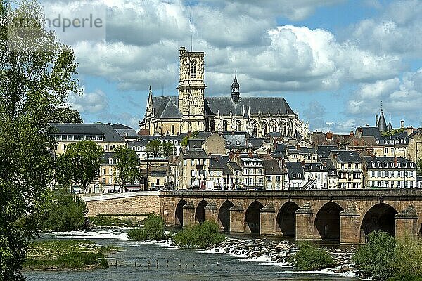 Nevers. Die Brücke der Loire. Blick auf die Stadt und die Kathedrale Saint Saint Cyr und Sainte Julitte. Departement Nievre. Bourgogne Franche Comté. Frankreich