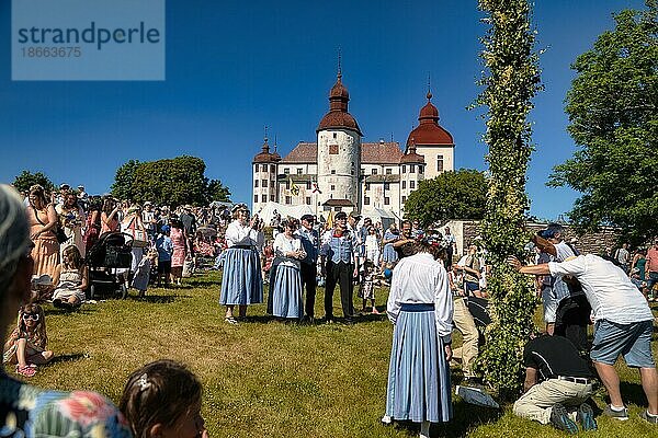 Traditionelles Mittsommerfest auf Schloss Läckö  Västergötland  Schweden  Europa