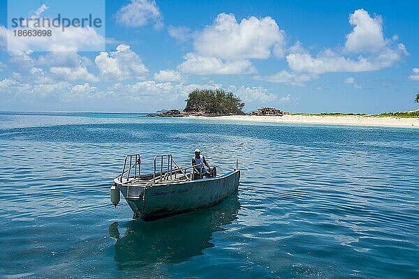 Motorboot  das Touristen nach Monuriki oder Cast Away Island bringt  Mamanuca Inseln  Fidschi  Ozeanien