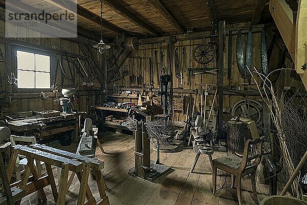 Alte Tischlerwerkstatt in einem landwirtschaftlichen Museum  Oberpfalz  BVayern  Deutschland  Europa