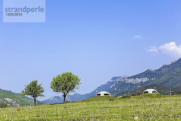 EhemBunker in Tal der Vjosa  Landschaft im Grenzgebiet zwischen Albanien und Griechenland  Carshova  Qark Gjirokastra  Albanien  Europa